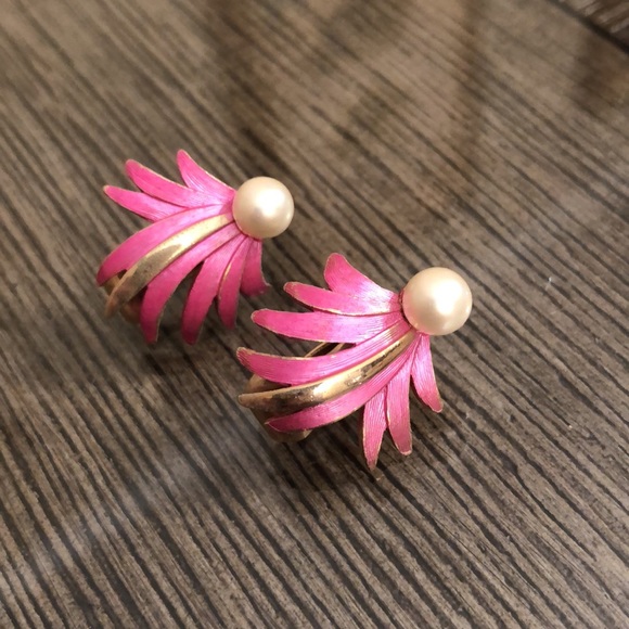 Vintage Pink, Gold & Faux Pearl Clip Earrings - Picture 3 of 14